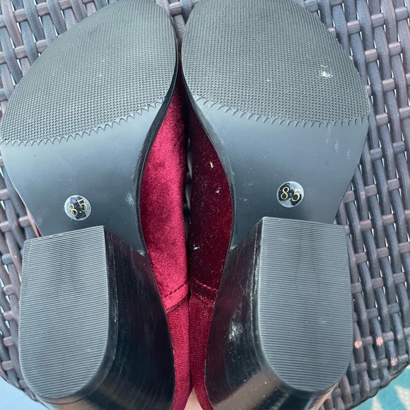 Steve Madden “Adelphiv” leather and RED velvet booties with heal size 8.5 - Picture 5 of 5